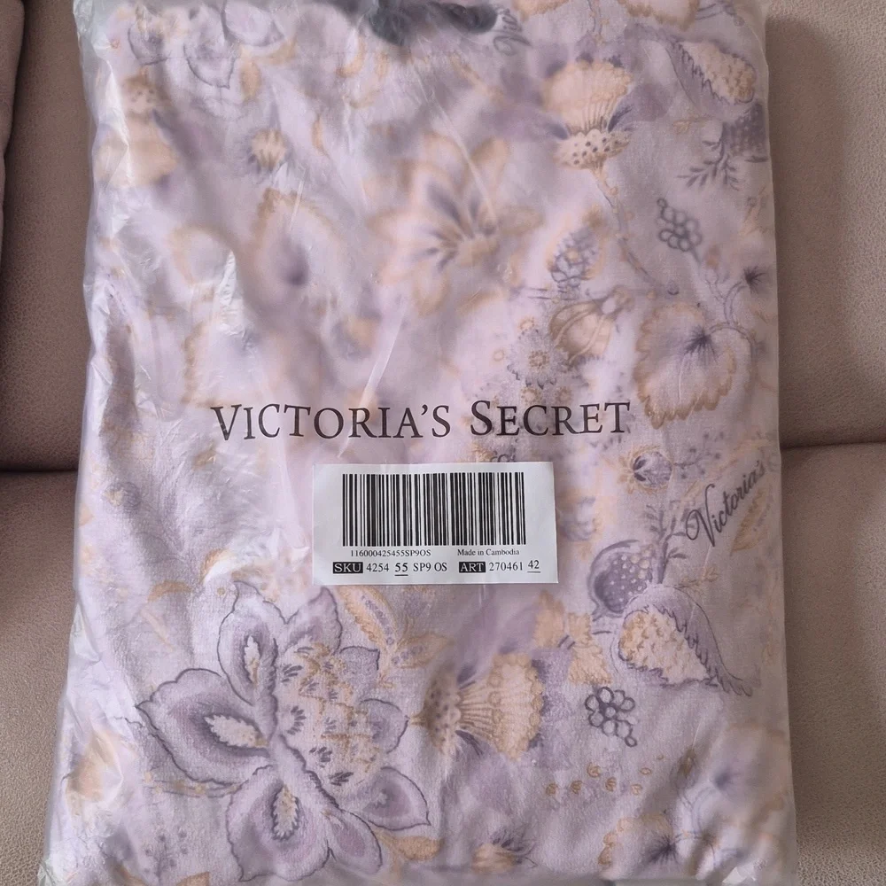 Victoria's Secret Purple and Cream Backpack Beach Towel with Elegant Design - Picture 5 of 7